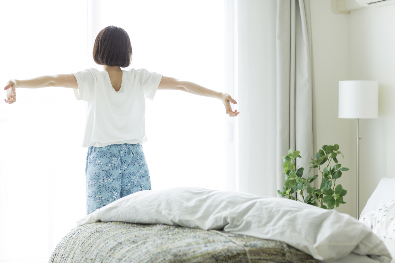 朝気持ち良く起きる女性