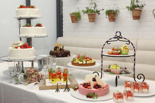 並べられるケーキ