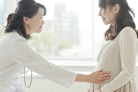 妊娠している女性