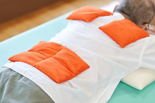 ホットパックを乗せている男性