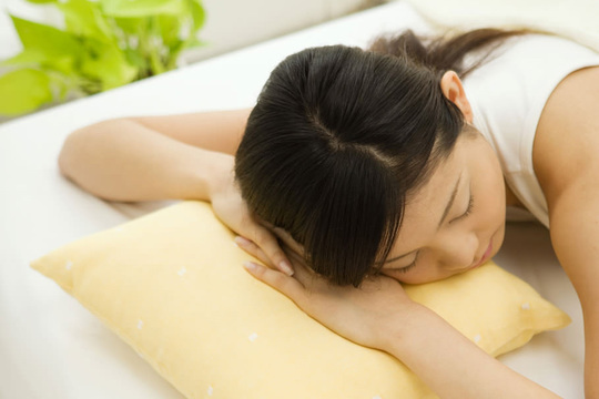 昼寝をする女性