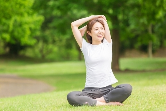 公園でストレッチする女性