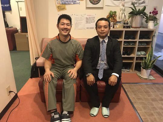 不眠が改善した京都市の26歳男性との記念写真