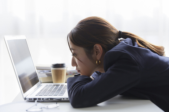 パソコンを見つめる女性