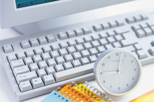 パソコンの傍に置かれた時計