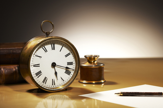 机の上に置かれた時計