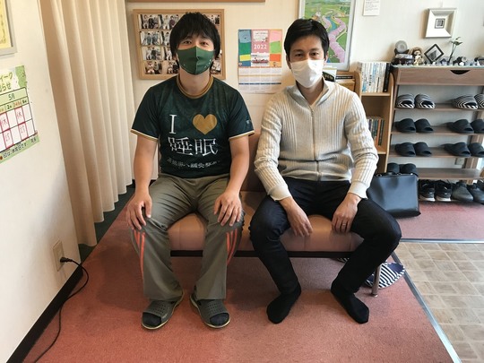 不眠が改善した高槻市30代男性との記念写真