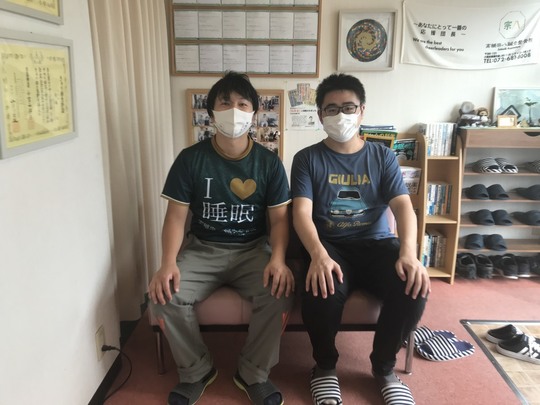 不眠が改善した高槻市20歳男性との記念写真