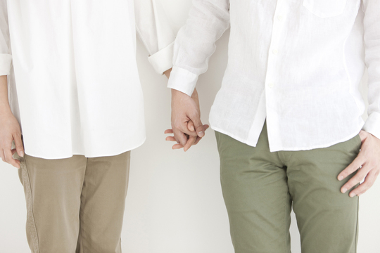手を繋ぐ夫婦