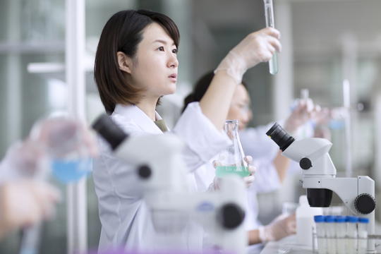 研究している女性