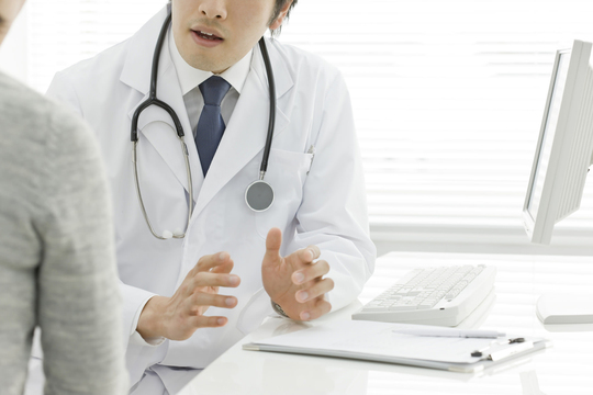 説明を受ける男性