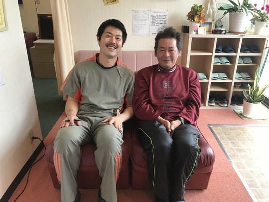 不眠が改善した高槻市の55歳男性との記念写真